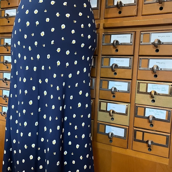 Madewell Dresses & Skirts - Madewell skirt, size 2, navy with delicate flowers, hidden elastic waist.